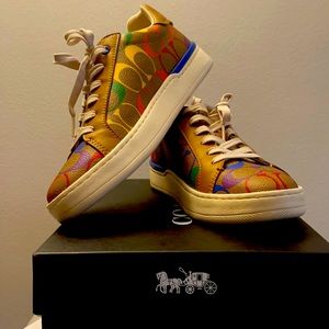 Unisex shoes, pride collection fits men and women. Size 7 can feet 7,5z